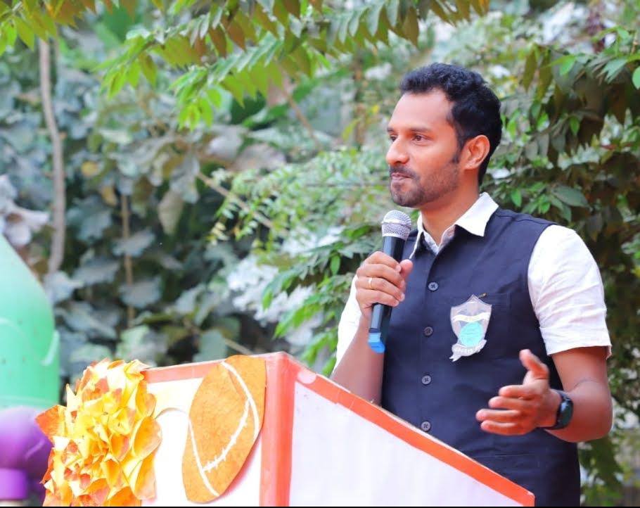Mohit Kamat addressing a group of athletes